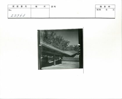 传统建筑华丽屋顶与装饰柱子.jpg