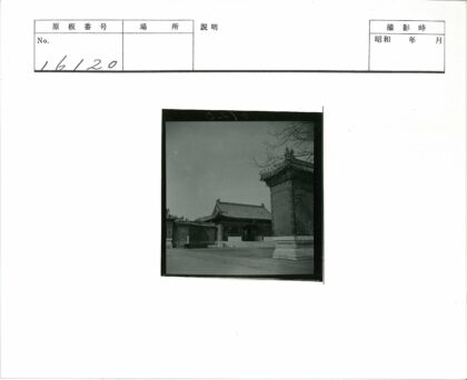 传统建筑华丽屋顶与装饰柱景观.jpg