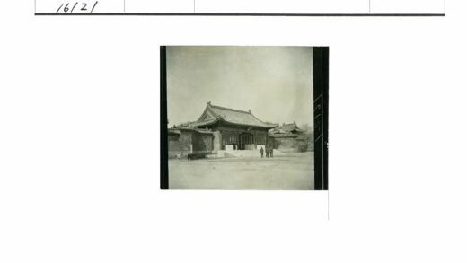 传统建筑华丽屋顶与雕刻细节.jpg