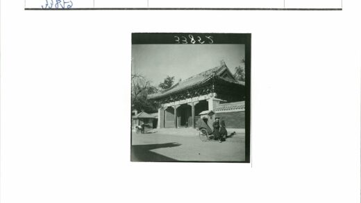 传统建筑华丽屋顶与黄包车街景.jpg