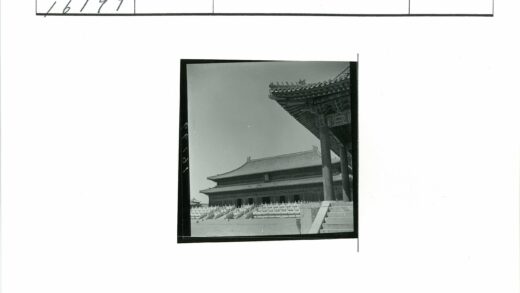 传统建筑华丽屋顶台阶晴空.jpg