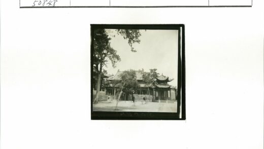 传统建筑华丽屋顶庭院人景.jpg