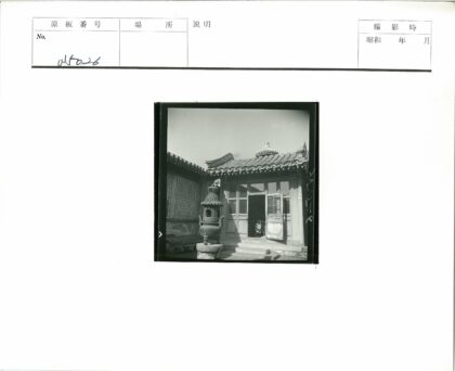 传统建筑华丽屋顶庭院金属瓮.jpg