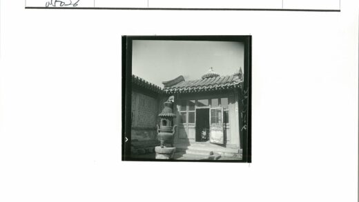 传统建筑华丽屋顶庭院金属瓮.jpg