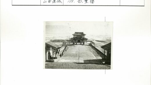 传统建筑华丽屋顶石路尽头.jpg