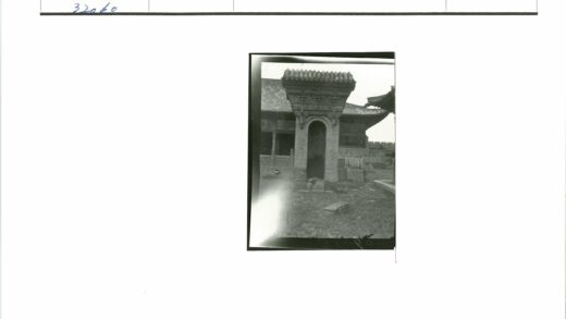 传统建筑华丽拱门与草地景观.jpg