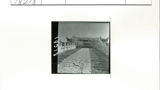传统建筑华丽楼梯与装饰栏杆.jpg