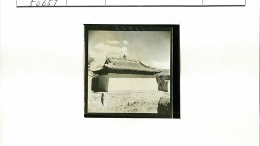 传统建筑华丽瓦顶石基.jpg