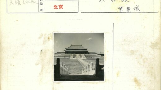 传统建筑台阶庭院行人.jpg