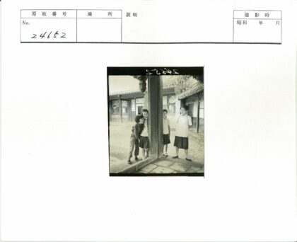 传统建筑后院孩童捉迷藏.jpg