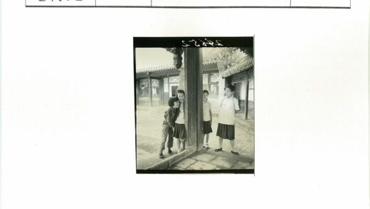 传统建筑后院孩童捉迷藏.jpg