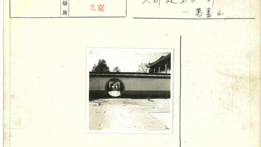 传统建筑圆形入口石头小径.jpg