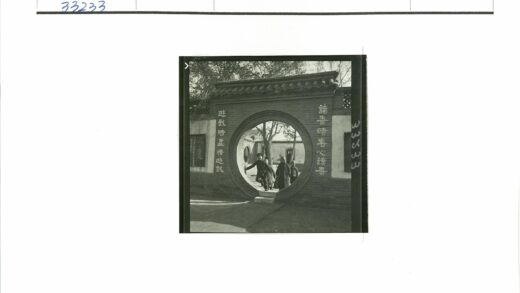 传统建筑圆形砖门入口人群行走.jpg