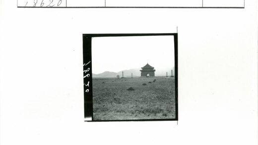 传统建筑圆柱弧形屋顶群山背景.jpg