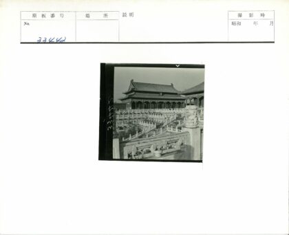 传统建筑复杂屋顶与石栏杆.jpg