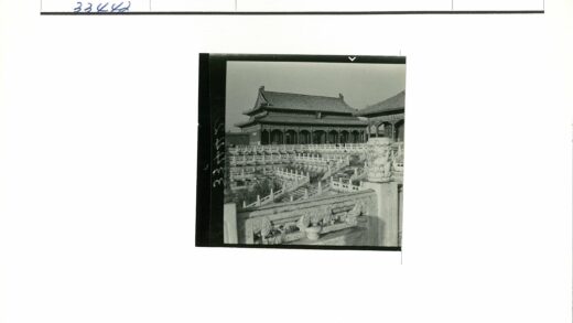 传统建筑复杂屋顶与石栏杆.jpg