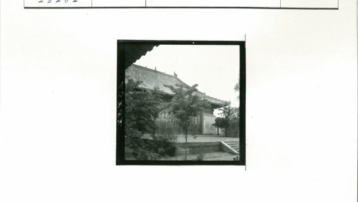 传统建筑复杂屋顶与自然台阶景观.jpg