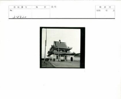 传统建筑复杂屋顶与路人.jpg