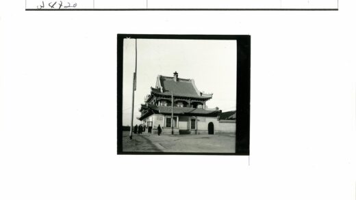 传统建筑复杂屋顶与路人.jpg