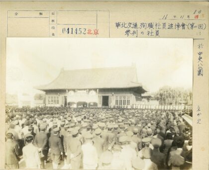 传统建筑外人群聚集.jpg