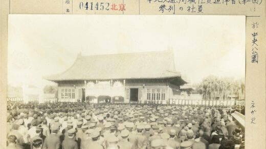 传统建筑外人群聚集.jpg