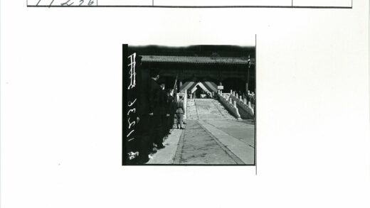 传统建筑外排队的人群.jpg