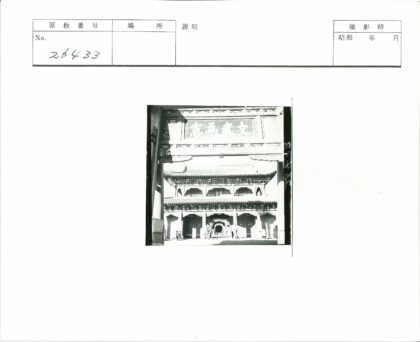 传统建筑多层屋檐雕刻入口人群.jpg