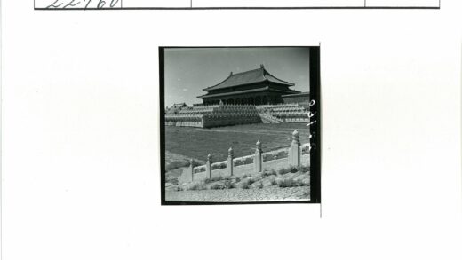 传统建筑多层屋顶与石径景观.jpg
