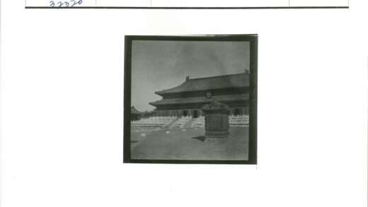 传统建筑多层屋顶庭院景观.jpg