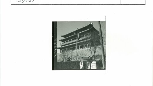 传统建筑多层屋顶旗帜大门.jpg
