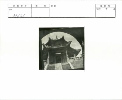 传统建筑多层屋顶石阶石柱雕刻.jpg