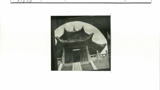 传统建筑多层屋顶石阶石柱雕刻.jpg