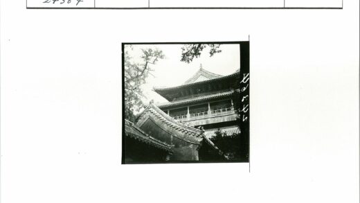 传统建筑多层屋顶绿树环绕.jpg