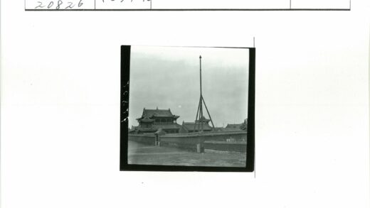 传统建筑多层屋顶高墙木杆景观.jpg