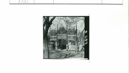 传统建筑大门与人群入内.jpg