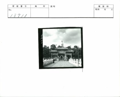 传统建筑大门与佛塔景观.jpg