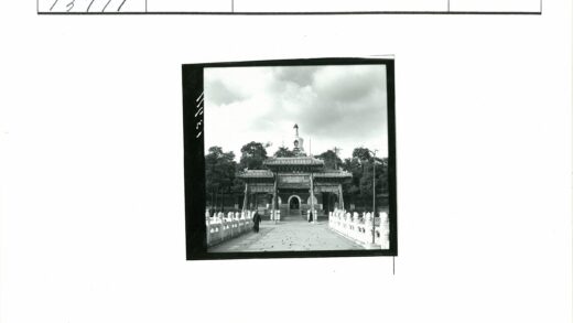 传统建筑大门与佛塔景观.jpg