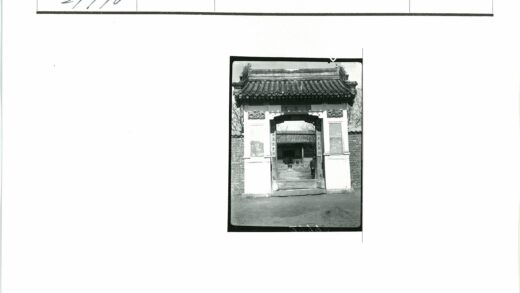 传统建筑大门与庭院景观.jpg