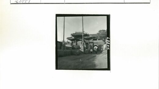 传统建筑大门与石雕入口景观.jpg