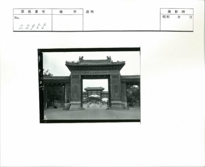 传统建筑大门与行人小路景观.jpg