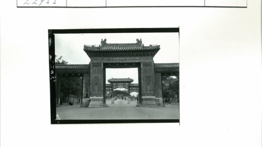 传统建筑大门与行人小路景观.jpg