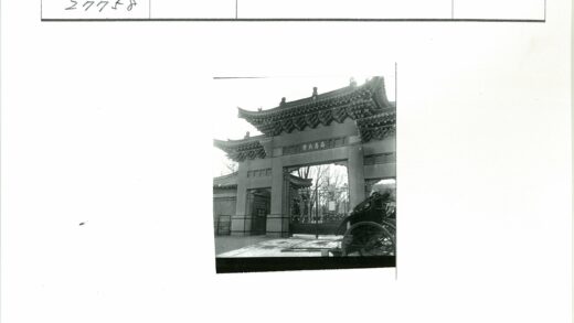 传统建筑大门与街景.jpg