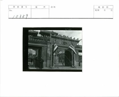 传统建筑大门前景观.jpg