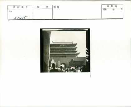 传统建筑大门前的人车景象.jpg