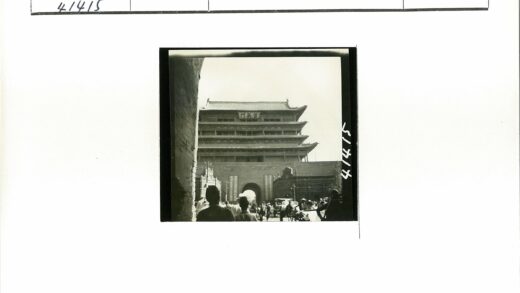传统建筑大门前的人车景象.jpg