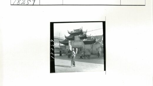 传统建筑大门前的生活场景.jpg