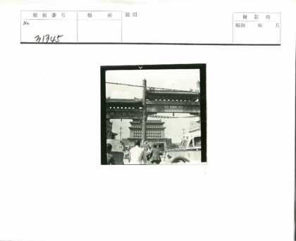 传统建筑大门前繁忙街景.jpg