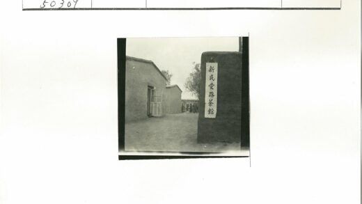传统建筑小巷门与招牌.jpg