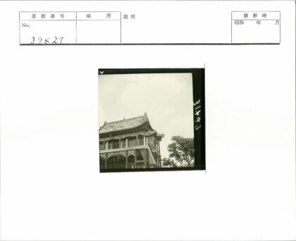 传统建筑屋檐细节与柱式景观.jpg