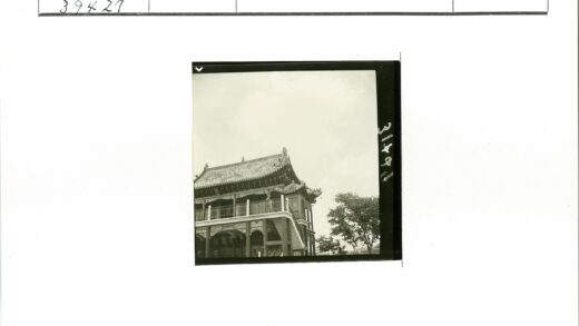 传统建筑屋檐细节与柱式景观.jpg